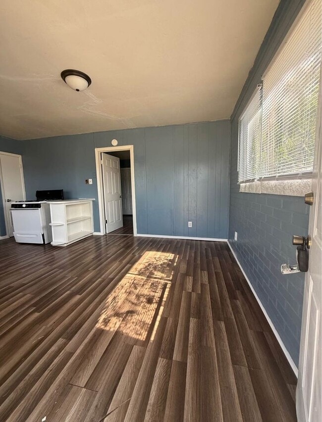 Building Photo - 203 W Dove Ln
