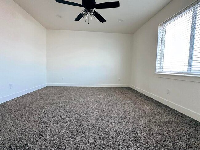 Building Photo - 225 950 E