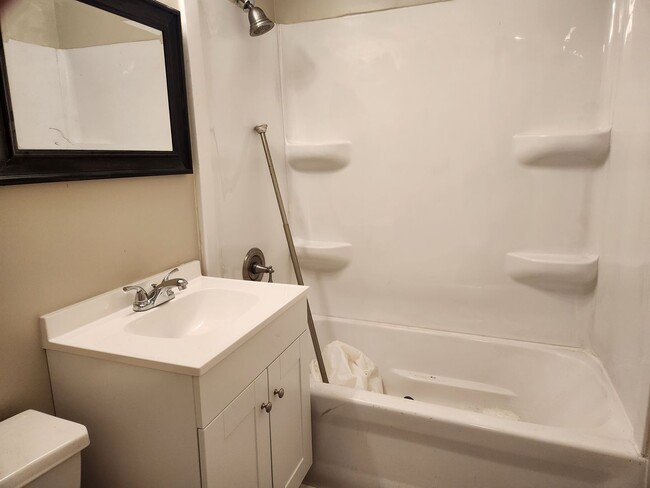 Building Photo - 3 BR, 1.5 BA home