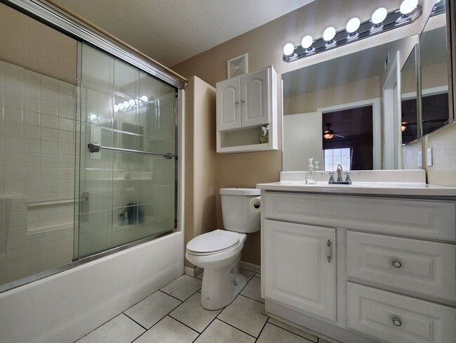 Building Photo - Modern Comfort in the Heart of Summerlin!