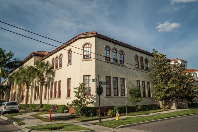 Building Photo - Beautiful 2 bedroom/2 bathroom loft with e...