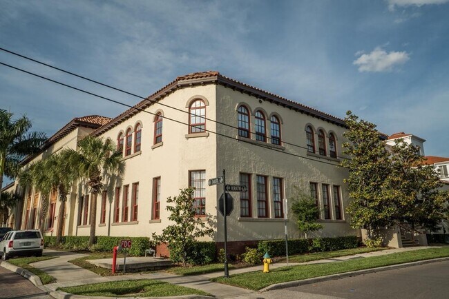 Building Photo - Beautiful 2 bedroom/2 bathroom loft with exposed brick, steel beams and hand scrapped wood floors.