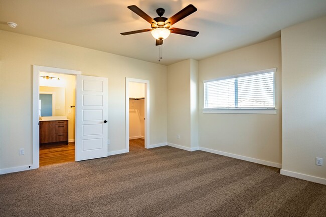 Building Photo - AVAILABLE NOW! GORGEOUS 4 BEDROOM DUPLEX LOCATED IN MIDLOTHIAN ISD!