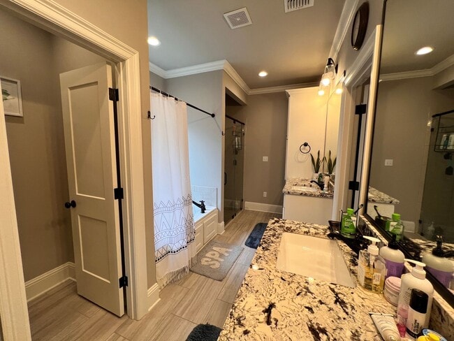 Building Photo - 4 BEDROOM/3 BATH SPACIOUS IN GATED COMMUNITY