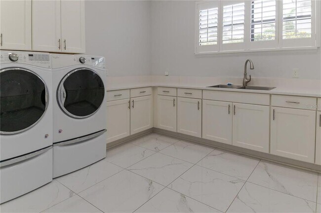 Building Photo - 13125 Casabella Dr