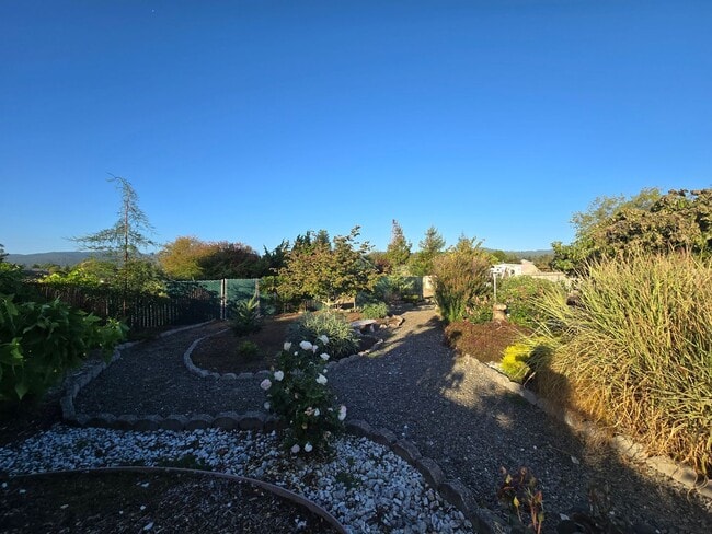 Building Photo - Stunning 4BR/2BA Fortuna home in quiet nei...