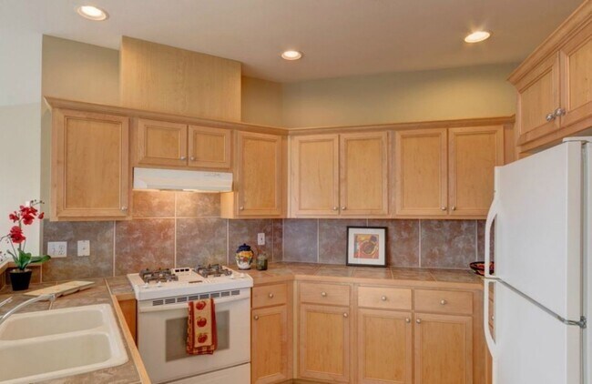 Building Photo - Sunny & Bright Upper Unit in Snoqualmie Ridge