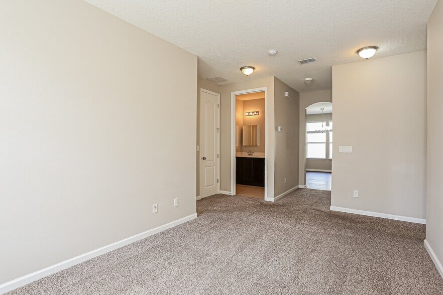 Building Photo - 15889 Lexington Park Blvd