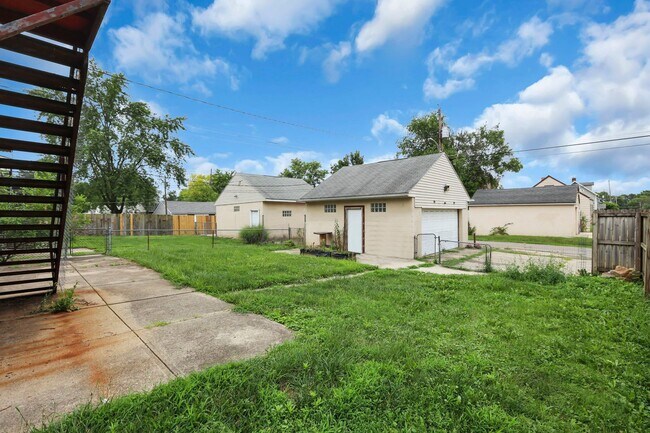 Building Photo - 404 S Chase Ave