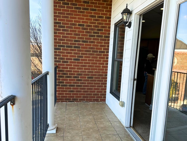 Building Photo - Upper Level Apartment in Wyndhurst with Gr...