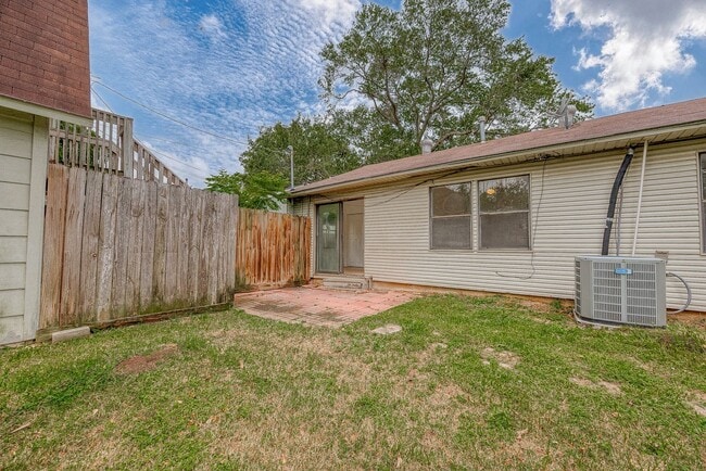 Building Photo - For Lease | 3 Bed, 1 Bath | 1,199 Sq Ft | ...