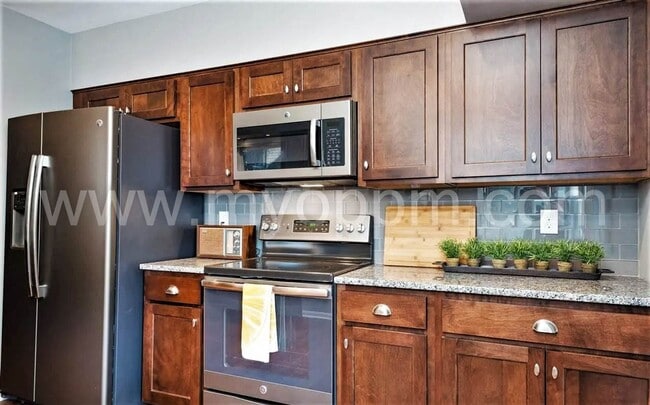 Building Photo - Stunning 5 Bedroom / 2 Bathroom Home | Han...