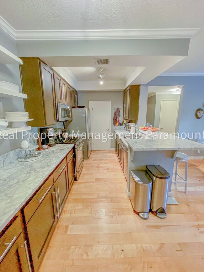 Building Photo - Don't miss out! 2 Bed 2 bath ready to go!