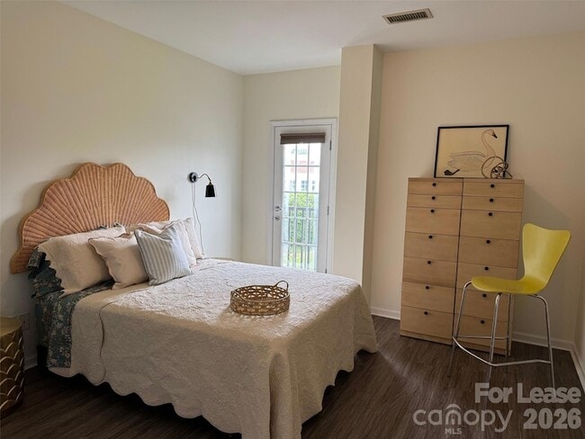 Building Photo - 1410 4th St Dr NW