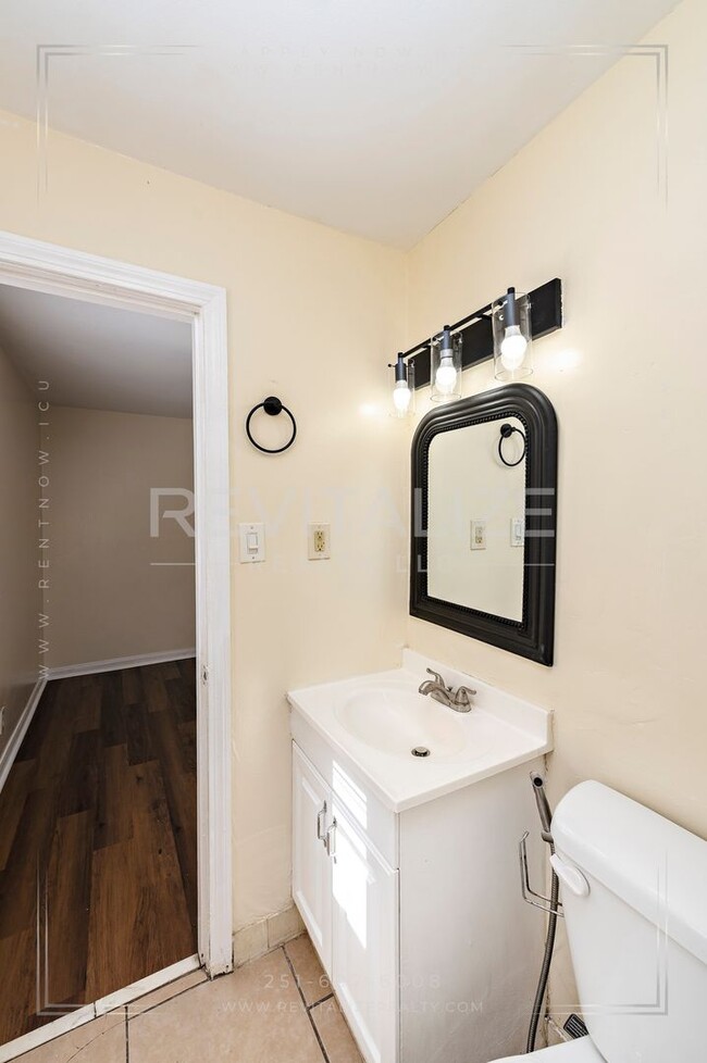 Building Photo - Newly Renovated 3 Bed 1.5 Bath Home in Mobile