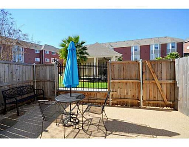 Building Photo - AUGUST 2026 PRE-LEASE! Spacious 1 Bed, 1 B...