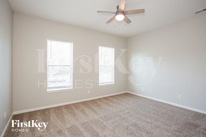 Building Photo - 10892 Mossy Rock Dr