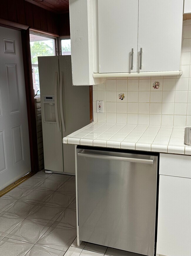 Building Photo - 811 NE 2nd Pl