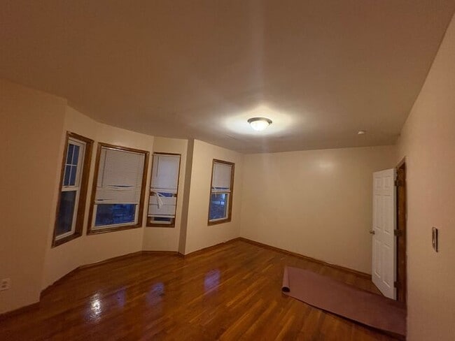 Building Photo - 5BR/1.5BA Row Home with Backyard and Laund...