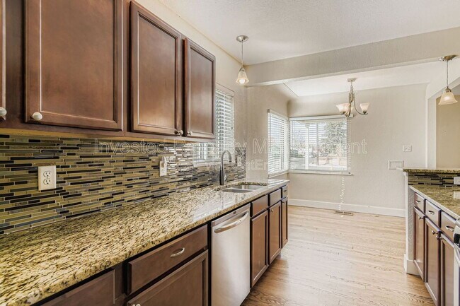 Building Photo - 2400 Pontiac St