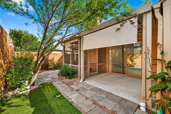 Building Photo - 2026 Ashford Hollow Ln