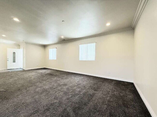 Building Photo - 116 W 50th St