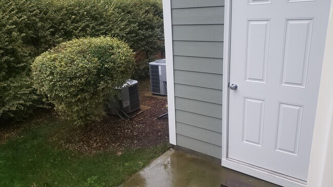 Building Photo - Awesome 2Br 2.5Ba Townhome w/ Bonus Room & Garage!  Available 7/3!