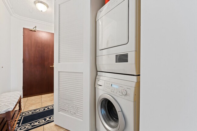 Building Photo - 195 N Harbor Dr