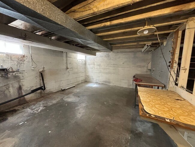 Building Photo - Single Family Home Centrally Located