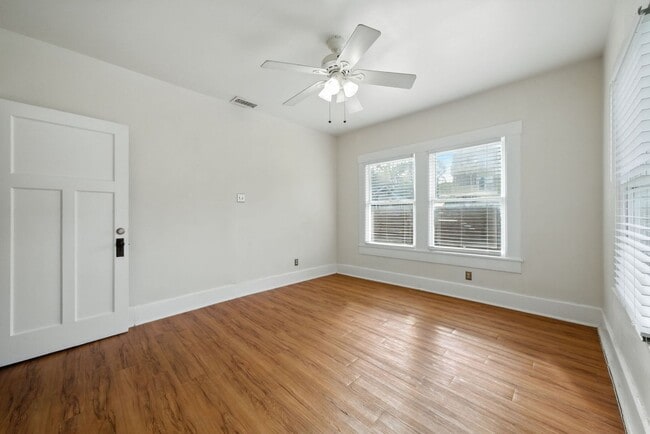 Building Photo - UT PRE-LEASE: 5 bed / 3 bath Remodeled Wes...