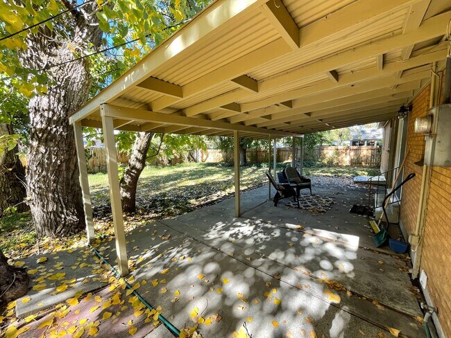Building Photo - Cozy Holladay Gem – 3 Bed, 2 Bath with Fen...