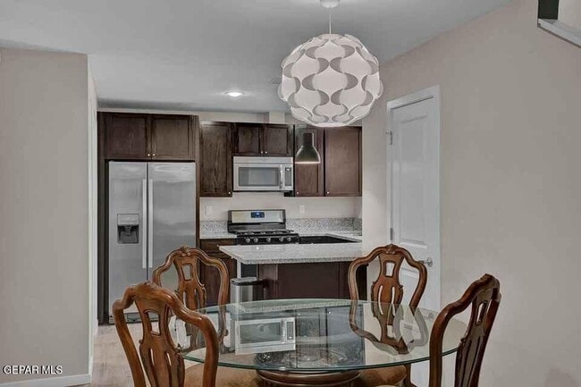 Building Photo - 4016 Camelot Heights Dr