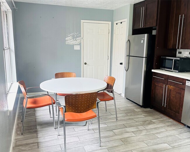 Building Photo - 2115 Barrington Pl Dr