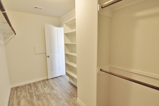 Building Photo - Brenwood Manor - 18242 Bethany Manor Ct, K...