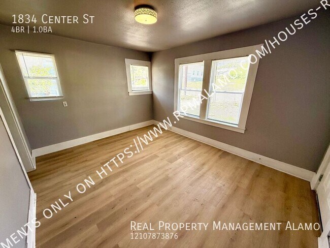 Building Photo - 1834 Center St