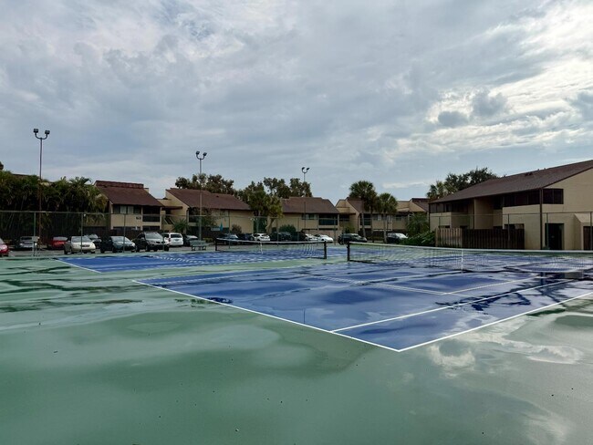 Building Photo - 775 N Village Dr