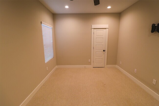 Building Photo - 5213 Pinemont Creek Ln