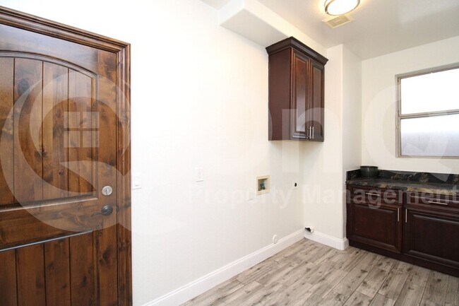 Building Photo - 563 E Krista Way