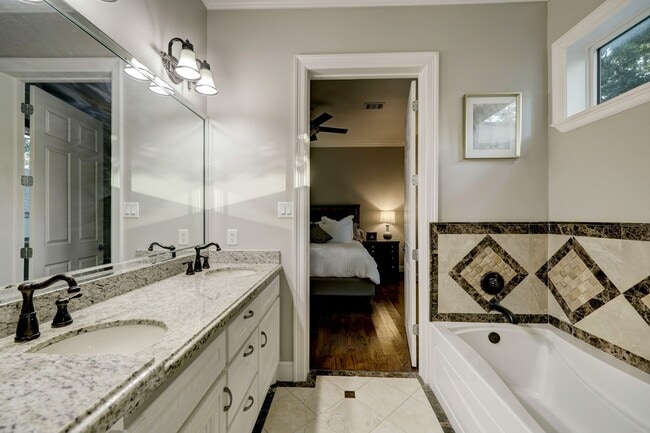 Building Photo - 1302 W 21st St