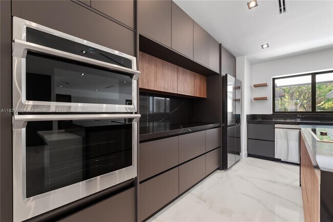 Building Photo - 5020 Hawkhurst Ave