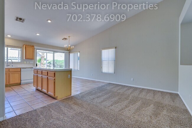 Building Photo - SE Single Story 3 Bedroom Home!!! Low Main...