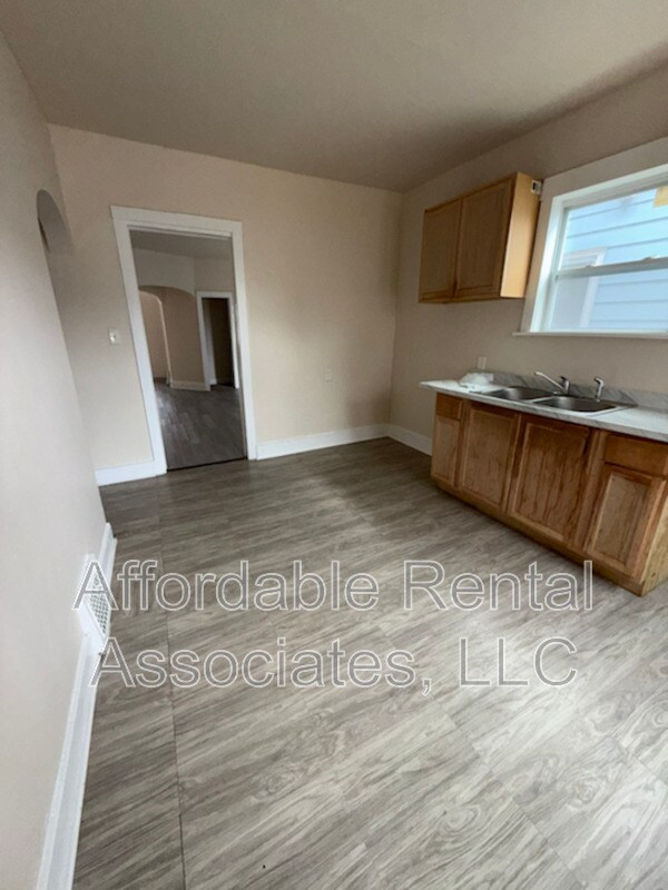 Building Photo - 2627 S 6th St