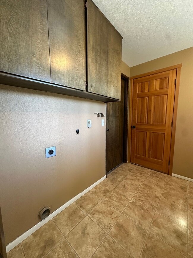 Building Photo - 3 Bed | 2 Bath | 1.17 Acres | Single-Level Home | Mountain Views