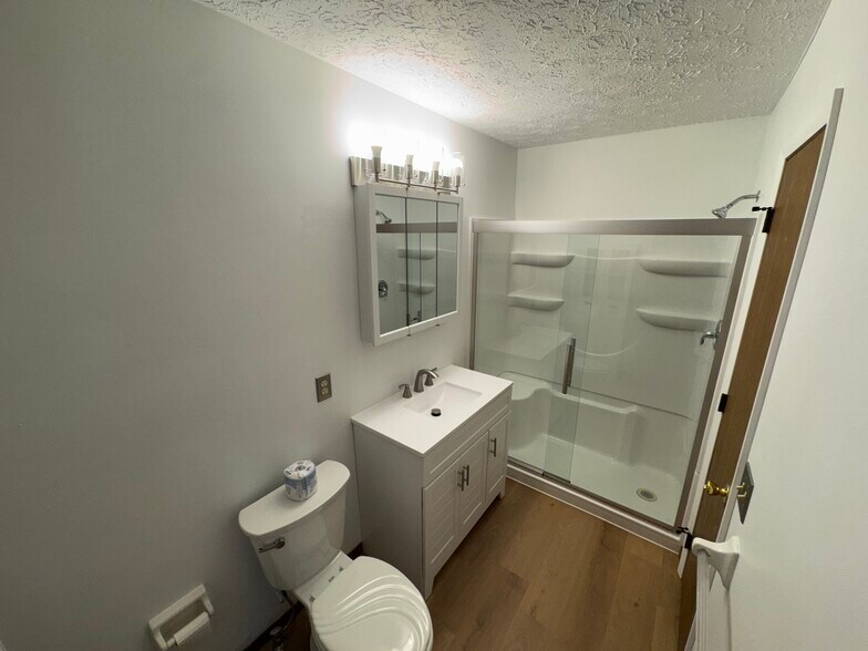 Building Photo - 545 Mentor Ave