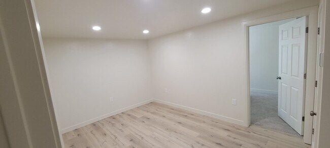 Building Photo - 137 E Pear St