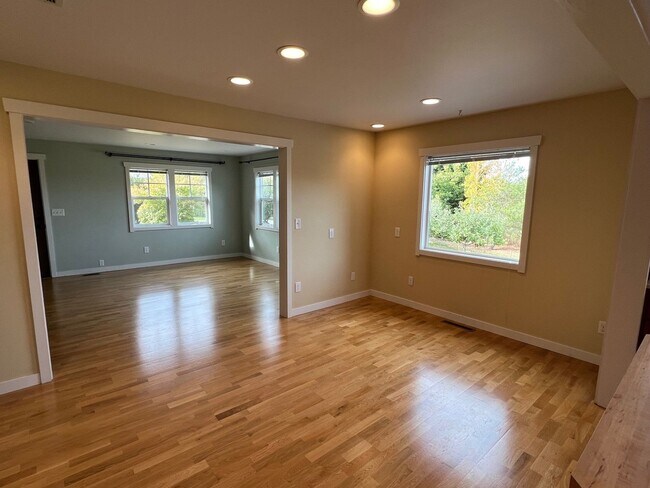 Building Photo - 4005 L Ave