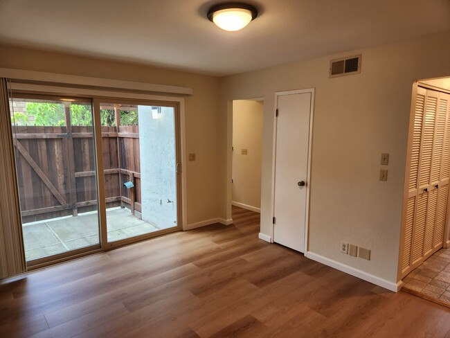 Building Photo - Very nice 2 Bed/ 1.5 Bath /1,263 Sqft Waln...