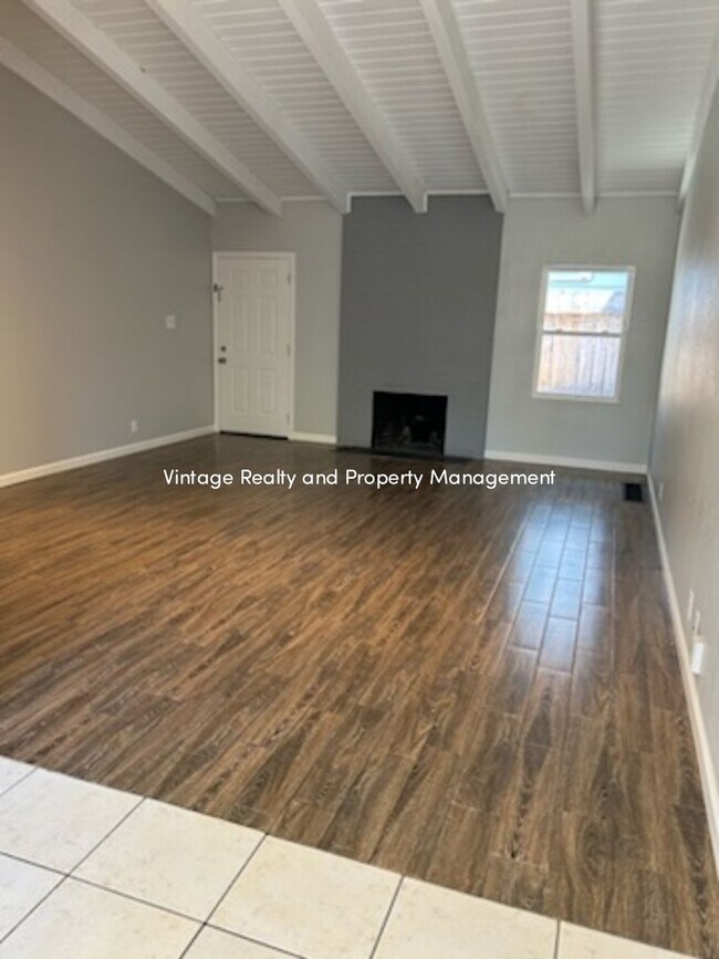 Building Photo - This Updated 2 Bedroom Duplex Is Ready to ...