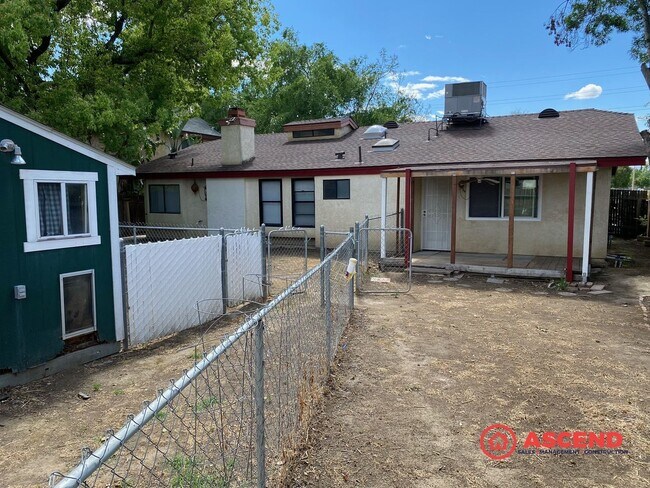 Building Photo - Beautiful 3 Bedroom Home Located in the So...