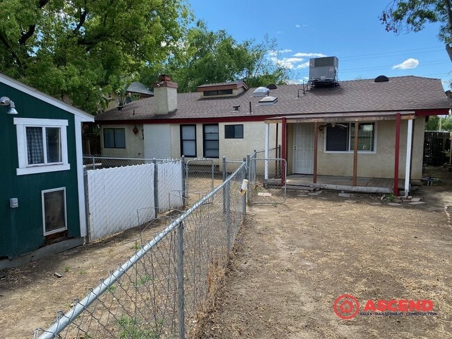 Building Photo - Beautiful 3 Bedroom Home Located in the Southwest!